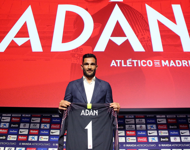 Antonio Adán posa con la camiseta del Atlético de Madrid en el día de su presentación.
