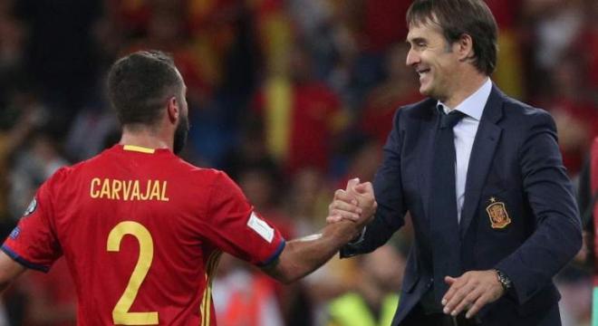 Carvajal saluda a Lopetegui durante un partido de la selección española.