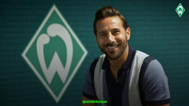 Claudio Pizarro ya posa como jugador del Werner Bremen.