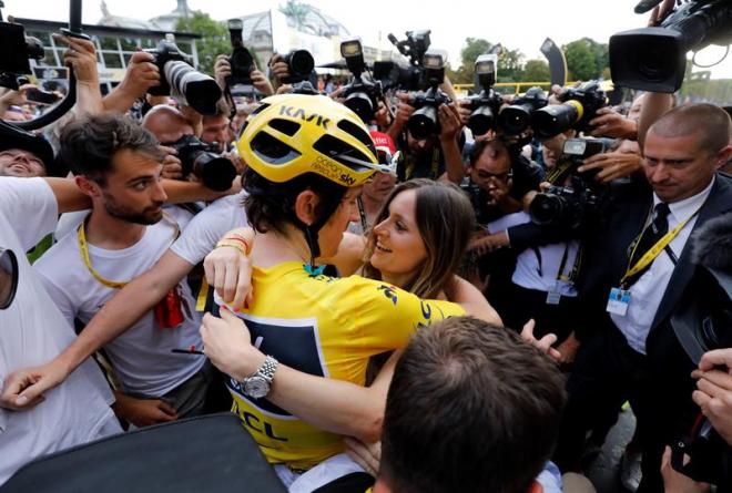 Geraint Thomas, vencedor del Tour de Francia, celebra el triunfo con su esposa Sarah Elen Thomas (Foto: EFE).