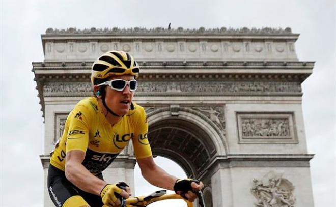 Geraint Thomas rueda por París al lado del Arco del Triunfo en la última etapa del Tour de Francia.