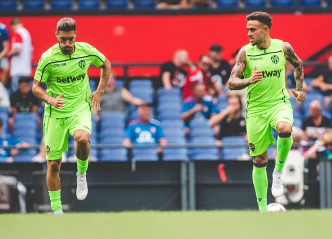 Rochina y Roger calientan antes del partido entre el Feyenoord y el Levante UD (Adolfo Benetó).