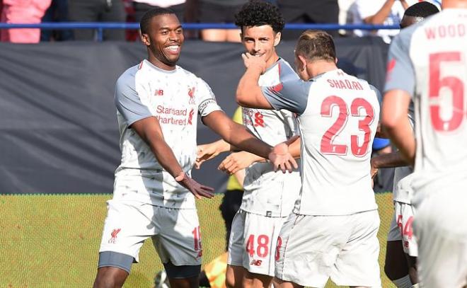 Shaqiri celebra el gol ante el Manchester United de pretemporada junto a sus compañeros.