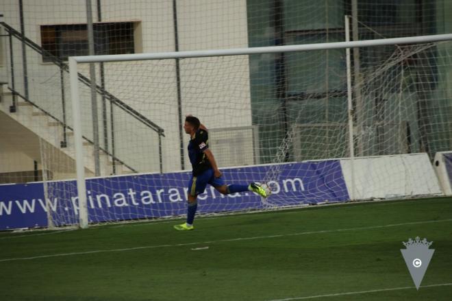 Manu Vallejo celebra su gol ante el Elche en el partido de pretemporada con el primer equipo del Cádiz (Foto: CCF).