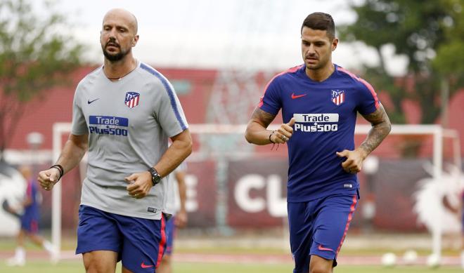 Vitolo hace carrera continua junto a un preparador físico en la sesión del Atlético de Madrid (Foto: ATM).