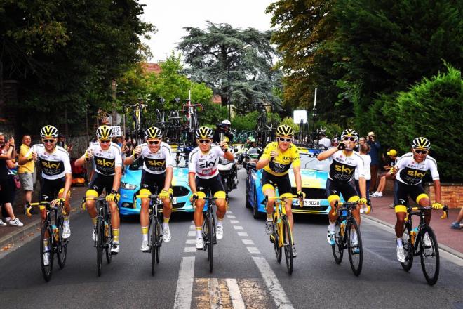 Castroviejo, a la izquierda, junto a sus compañeros del Sky. Thomas se lleva el maillot amarillo y Froome acaba tercero.