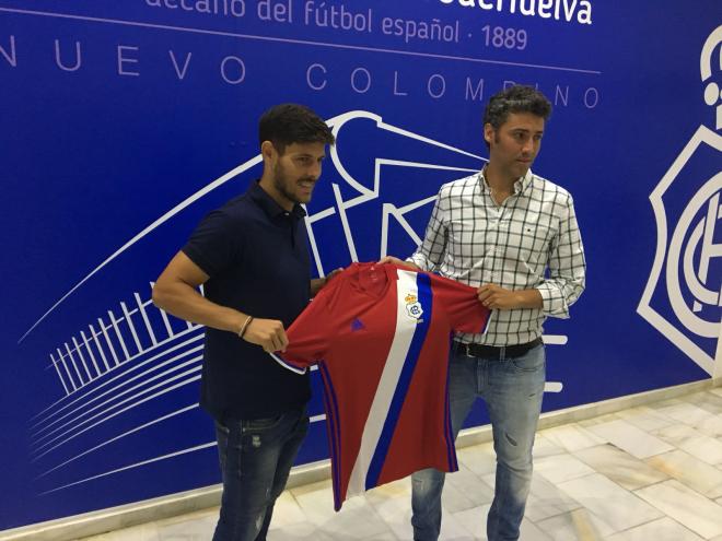 Carlos Martínez posa con su nueva camiseta junto a Óscar Carazo. Foto: ED