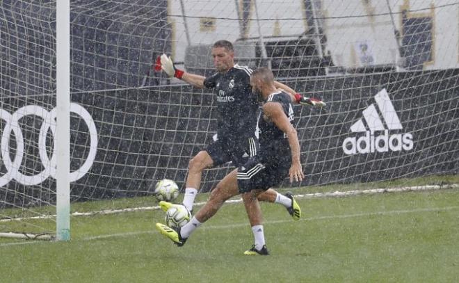 Benzema le pega al balón en el primer entrenamiento del Real Madrid en Miami bajo la lluvia.