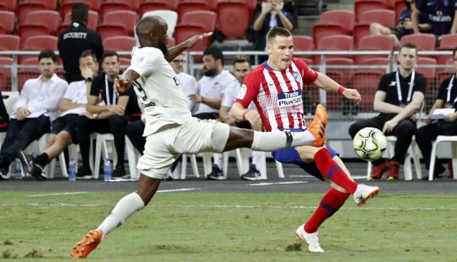 El jugador del Atlético de Madrid Kevin Gameiro controla una pelota delante de Lass Diarra en el PSG-Atlético (Foto: Atlético de Madrid).