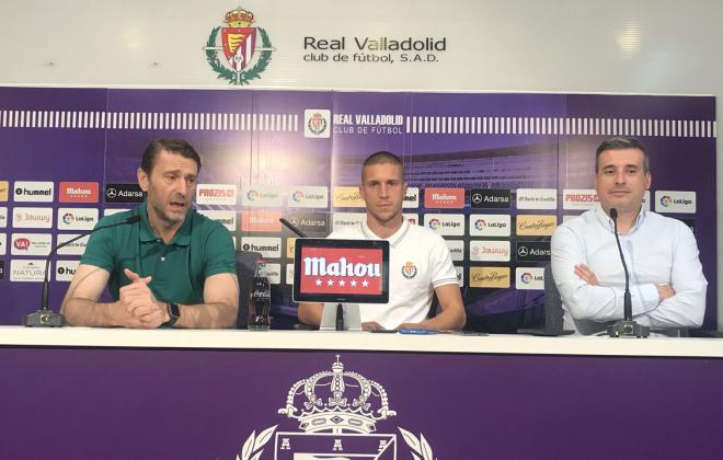 Keko, junto al presidente y el director deportivo del Valladolid.