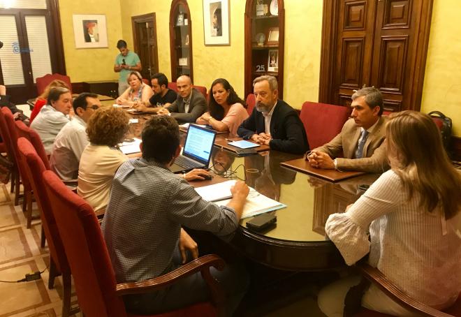 Mesa de contratación del Ayuntamiento dedicada a la venta del Recreativo.