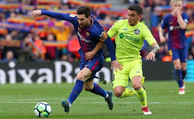 Leo Messi se marcha de Arambarri durante el Barcelona-Getafe de la temporada 2017/18.