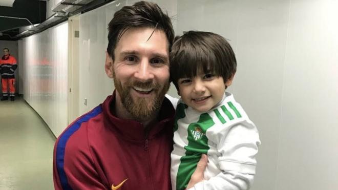 Messi con Máximo, hijo del jugador del Betis Andrés Guardado.