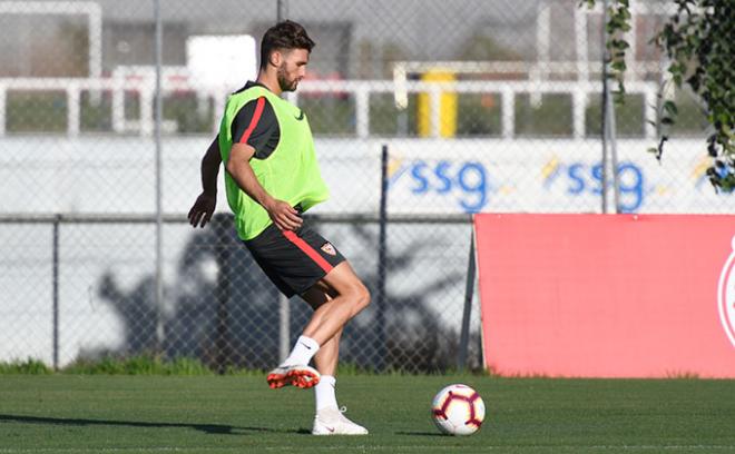 Sergi Gómez, en un entrenamiento del Sevilla (Foto: Kiko Hurtado).