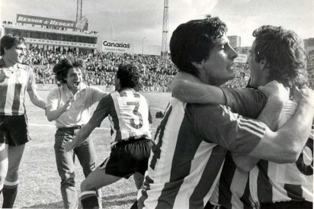 Tirapu celebra, de calle, el título de liga en Las Palmas del Athletic Club, en 1983, con Noriega y De Andrés en primer plano.