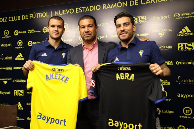 Ager Aketxe junto al director deportivo Juan Carlos Cordero y el jugador luso Salvador Agra (Foto: Cádiz CF).