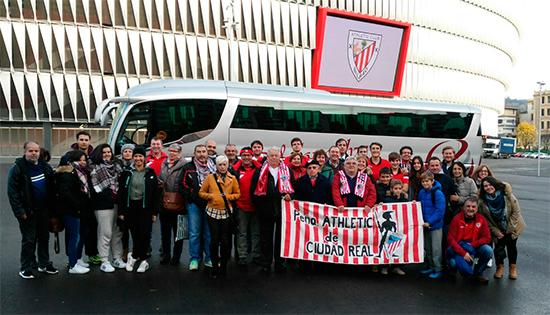 La peña Athletic Club de Ciudad Real en su visita hace dos temporadas a San Mames
