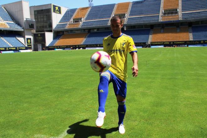 Ager Aketxe vestido de amarillo sobre el césped del Ramón de Carranza (Foto: Cádiz CF).