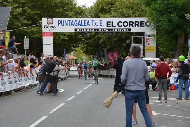 Álex Aranburu, vencedor del 73º Circuito de Getxo, entrando en meta (Foto: Caja Rural-RGA).