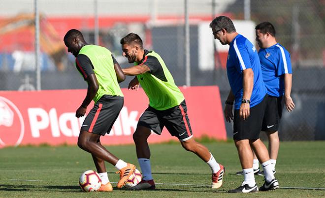 Carriço presiona a Amadou en el entrenamiento del Sevilla (Foto: Kiko Hurtado).