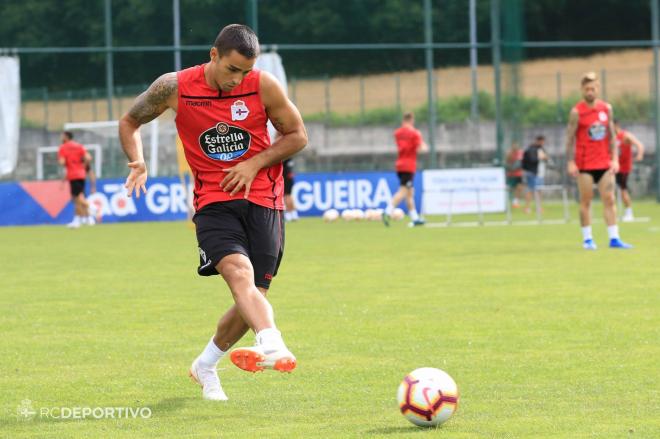 El lateral David Simón se entrena con el Deportivo en Abegondo (Foto: RCD).