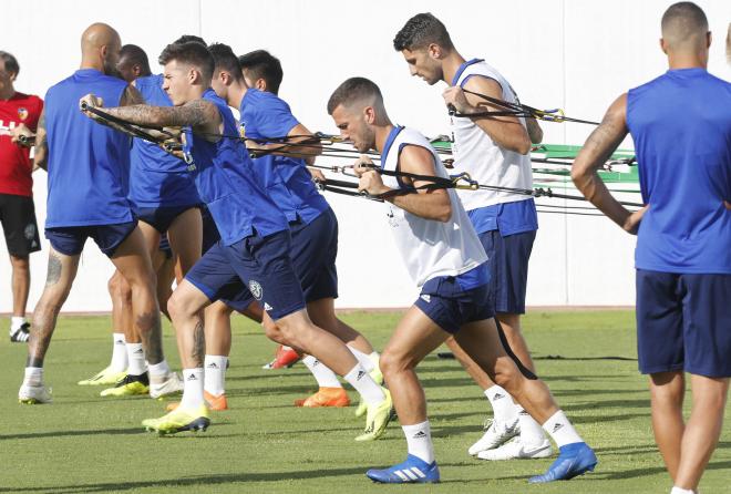 La plantilla del Valencia CF durante un entrenamiento en Paterna.