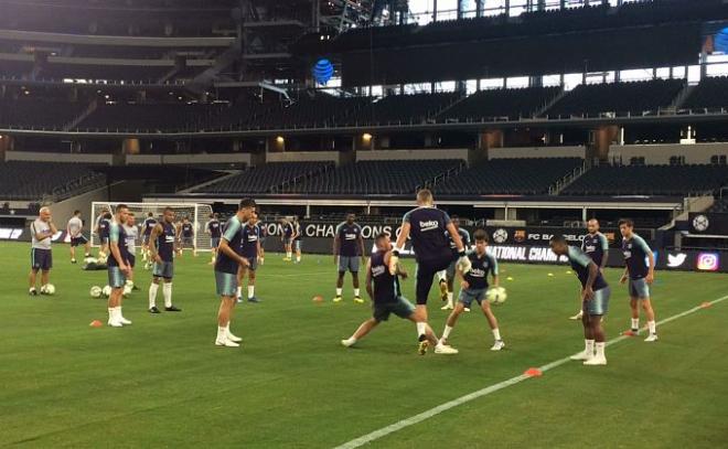 Entrenamiento del Barcelona en el AT&T Stadium de Dallas en pretemporada.