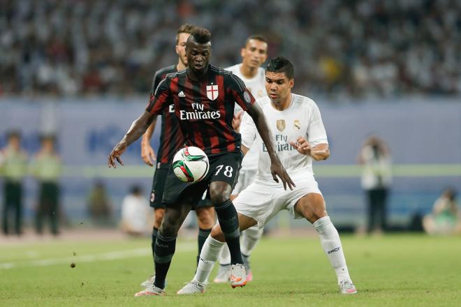 Casemiro defiende a Niang en el Real Madrid-Milan de la International Champions Cup de 2015.