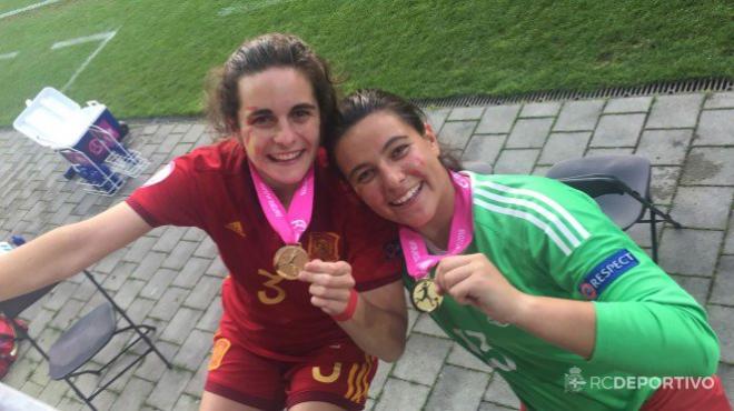 Tere Abelleira y Malena Mieres, con su medalla de oro tras lograr el Europeo sub 19 (Foto: RCD).