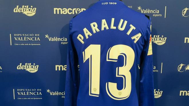 Camiseta de Andreea Paraluta en su presentación con el Levante Femenino.