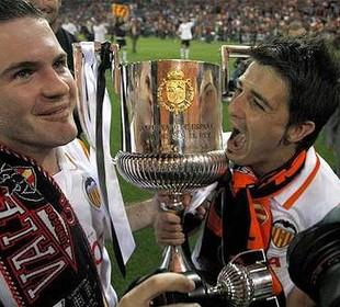 Mata y Villa celebran la Copa del Rey conseguida por el Valencia CF en 2008. (Foto: Valencia CF)