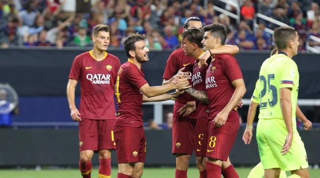 Los jugadores de la Roma celebran un gol frente al Barcelona.