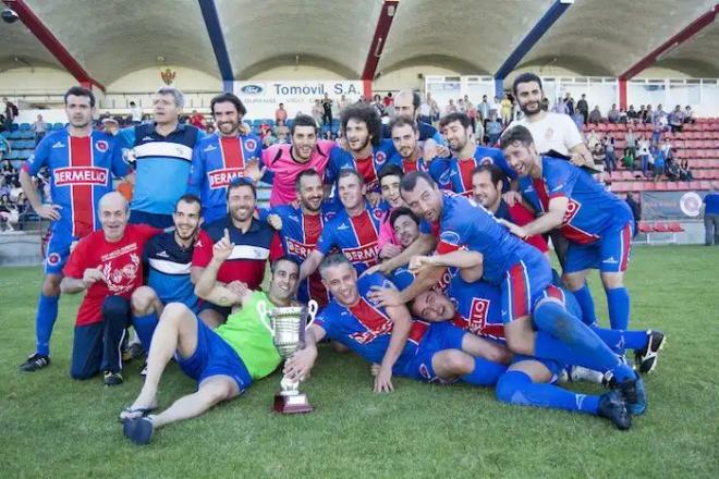 El Ourense celebra uno de sus ascensos de categoría