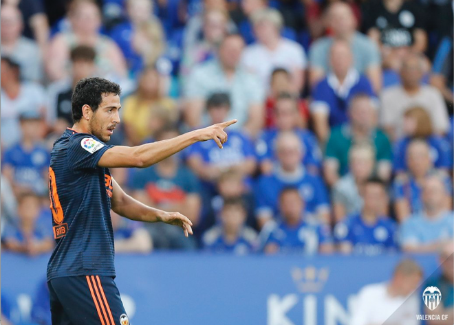 Dani Parejo señala durante el partido ante el Leicester. (Foto: Valencia CF)