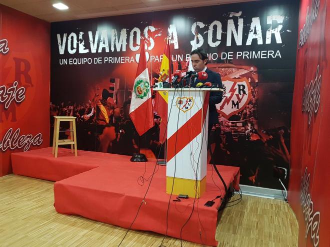 Raúl Martín Presa, en la rueda de prensa de presentación de Advíncula con el Rayo Vallecano (@RayoVallecano).