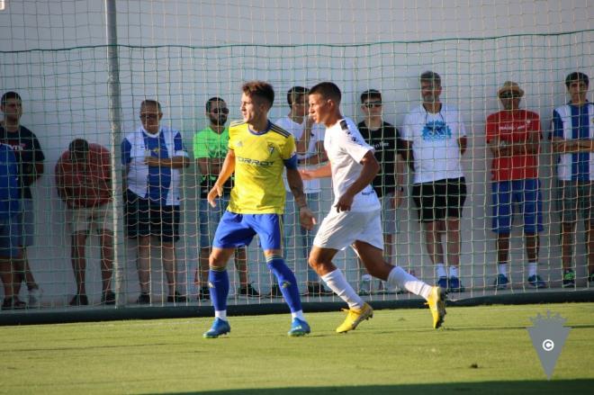 Salvi Sánchez, en una jugada del amistoso frente al Hércules (Foto: CCF).