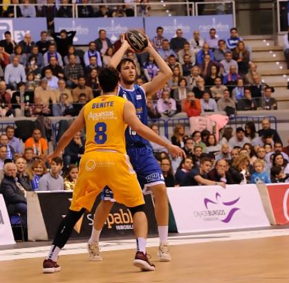 Edu Martínez, con la camiseta del San Pablo Burgos, heredará el 