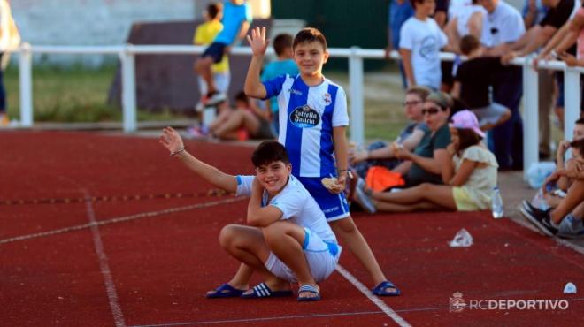 Aficionados del Dépor, durante el amistoso ante el Valladolid en Bembibre (Foto: RCD).