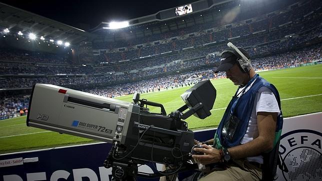 Cámara de televisión durante un encuentro. La televisión es clave para la FIFA en el Mundial 2030