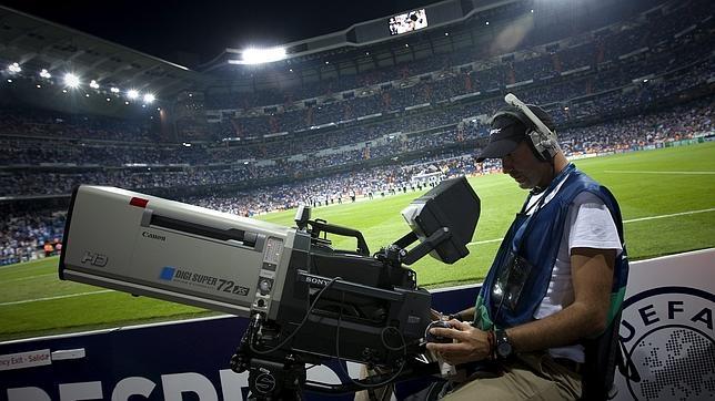 Una cámara de televisión durante la retransmisión en directo de un encuentro de fútbol.