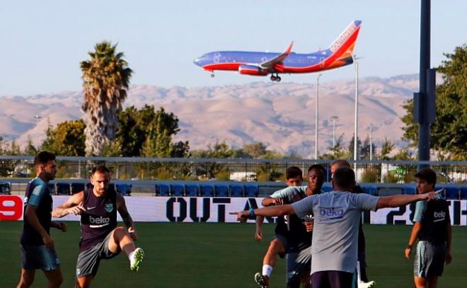 La plantilla del FC Barcelona se entrena en San José mientras un avión despega del aeropuerto colindante (@FCBarcelona).