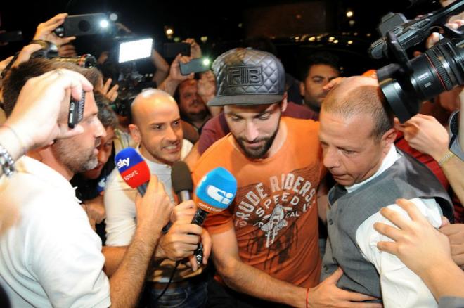 Gonzalo Higuaín, junto a la prensa, a su llegada al hotel de Milán.