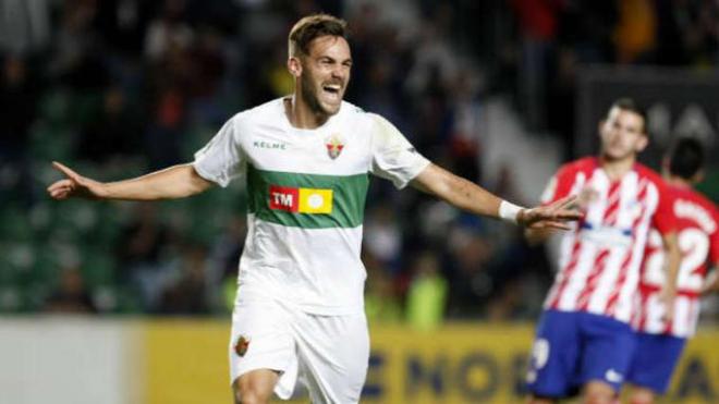 Lolo Plá celebra su gol con el Elche al Atlético en Copa.