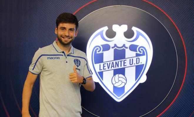 Prcic posa con el escudo del club (Levante UD).