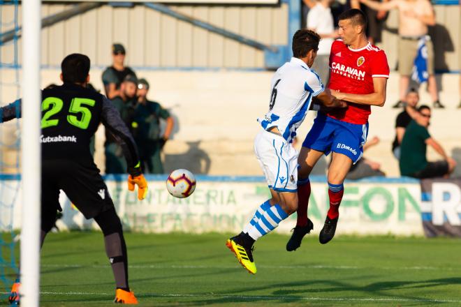 Bruno Perone busca el balón en ataque en el amistoso frente a la Real Sociedad (Foto: Daniel Marzo).