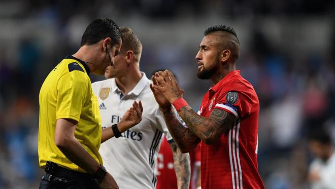 Arturo Vidal protesta su doble amarilla en el partido del Bayern de Múnich ante el Real Madrid en la Champions 2017.