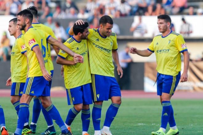Los jugadores del Cádiz felicitan a Aketxe por su gol ante la Balona (Foto: CCF).