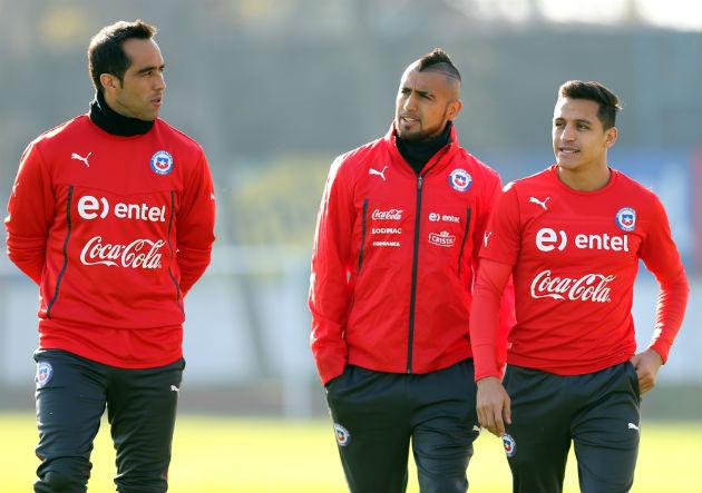 Claudio Bravo, Arturo Vidal y Alexis Sánchez pasean en un entrenamiento de la selección chilena.