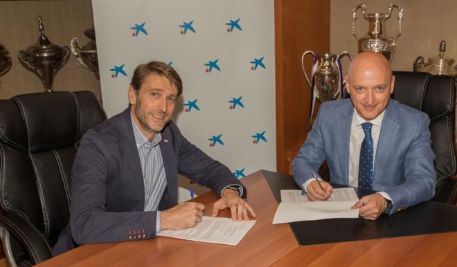 Carlos Suárez y Fernando Lores firman el acuerdo de patrocinio de Caixabank con el Real Valladolid.