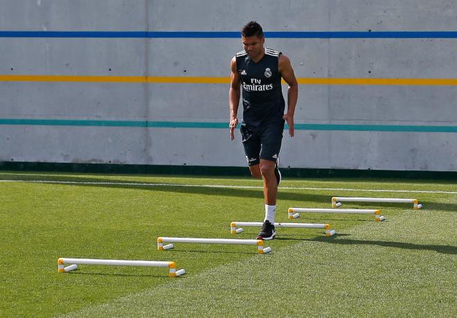 Casemiro esquiva los obstáculos en su regreso a los entrenamientos con el Real Madrid en agosto.